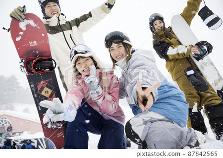 Parents and children and instructors who enjoy snowboarding even in the snow Snowboard school 87842565