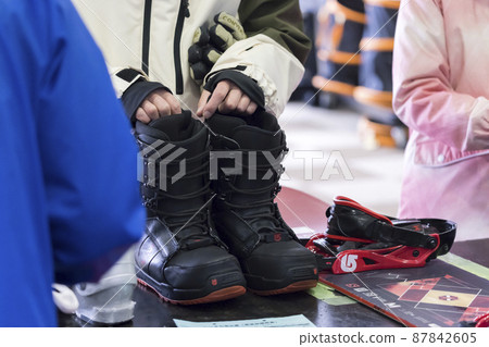 Parents and children renting snowboards Parents and children renting snowboards 87842605