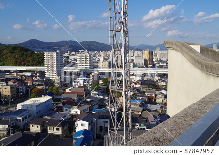 從江波山氣象館的屋頂看到的江波地區的房屋 從江波山氣象館的屋頂看到的江波地區的房屋 87842957