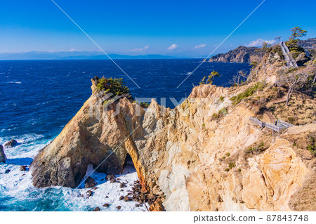 [靜岡縣]強風吹來的西伊豆的小金崎，後面是富士山 87843748