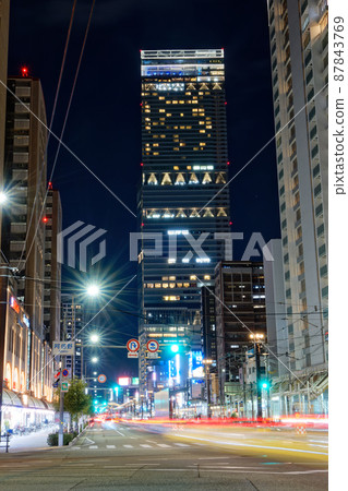 從阿倍野筋看阪海電車和阿倍野Harukas的夜景 從阿倍野筋看阪海電車和阿倍野Harukas的夜景 87843769