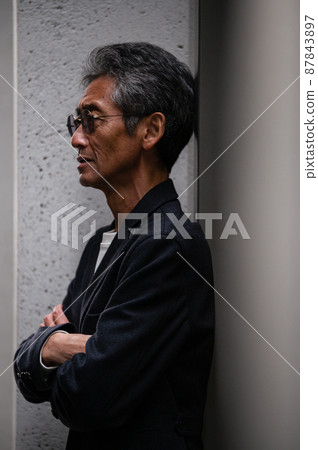 高級男性肖像手臂折疊 87843897