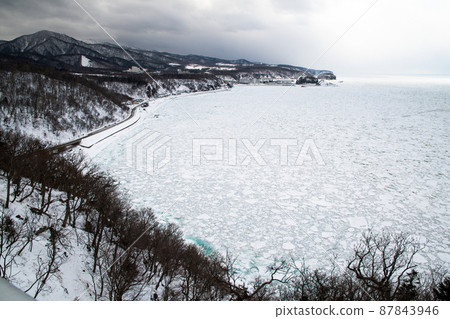 宇登呂，知床在冬天從 Puyuni 角看到的鄂霍次克海的流冰（北海道，斜裡町，宇登呂） 87843946