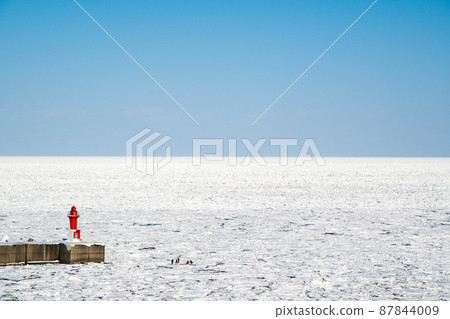 Drift ice walk under the Utoro lighthouse in Shiretoko in winter Activities to walk on the drift ice (Hokkaido, Shari Town, Utoro) Drift ice walk under the Utoro lighthouse in Shiretoko in winter Activities to walk on the drift ice (Hokkaido, Shari Town, Utoro) 87844009