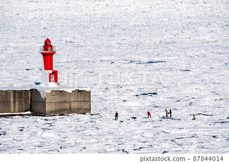 Drift ice walk under the Utoro lighthouse in Shiretoko in winter Activities to walk on the drift ice (Hokkaido, Shari Town, Utoro) 87844014