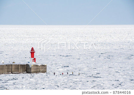 冬季知床宇登呂燈塔下的流冰漫步 浮冰漫步活動（北海道、斜裡町、宇登呂） 87844016