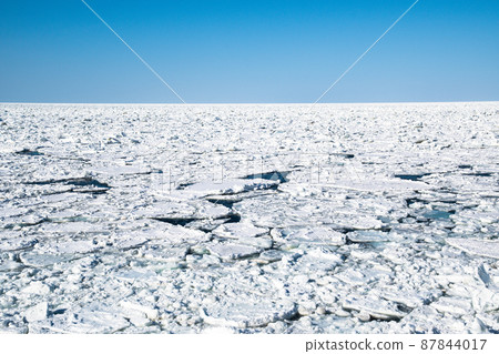 冬天的知床/宇登呂 有流冰的鄂霍次克海（斜裡町/北海道宇登呂） 87844017