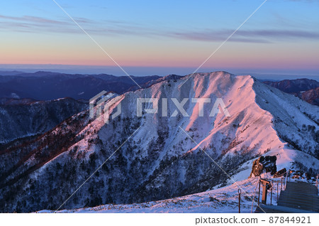 Winter scenery from Mt. Tsurugi, one of the 100 famous mountains in Japan, the sunrise of "Jirogyu" 87844921