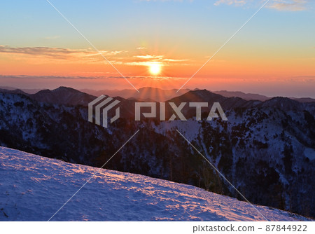 Winter scenery and sunrise from Mt. Tsurugi, one of the 100 famous mountains in Japan 87844922