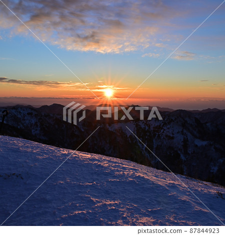 Winter scenery and sunrise from Mt. Tsurugi, one of the 100 famous mountains in Japan 87844923