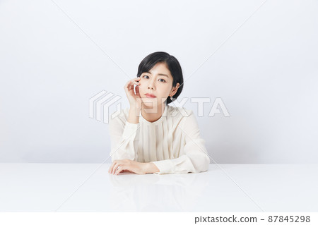 白色背景上的年輕女子 87845298