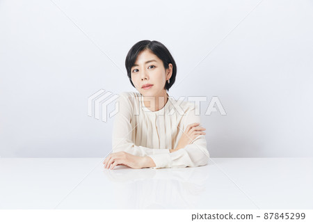 白色背景上的年輕女子 87845299