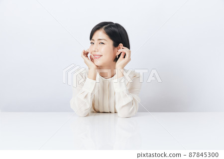 白色背景上的年輕女子 87845300