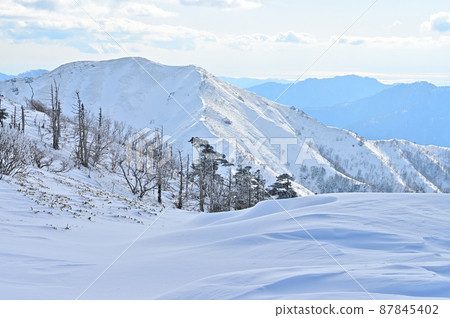 日本百座名山之一的鶴木山的冬季風光 87845402