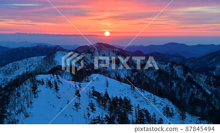 Winter scenery of Mt. Tsurugi, one of Japan's 100 famous mountains, cold morning Winter scenery of Mt. Tsurugi, one of Japan's 100 famous mountains, cold morning 87845494