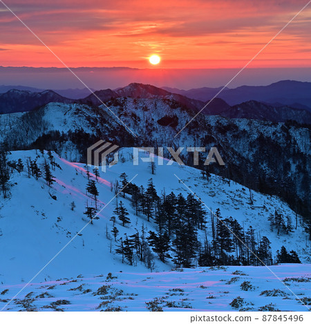 Winter scenery of Mt. Tsurugi, one of Japan's 100 famous mountains, cold morning Winter scenery of Mt. Tsurugi, one of Japan's 100 famous mountains, cold morning 87845496