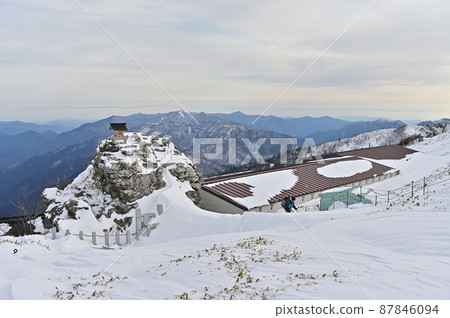 日本 100 座名山之一的鶴木山的冬季景色，寒冷的早晨 87846094