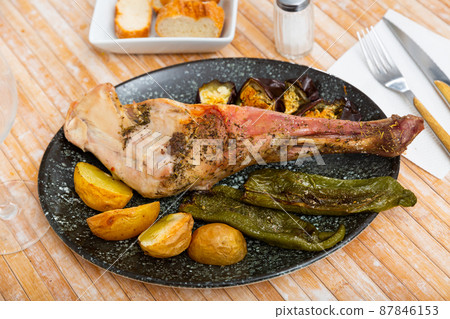 Roasted lamb shoulder with vegetables 87846153