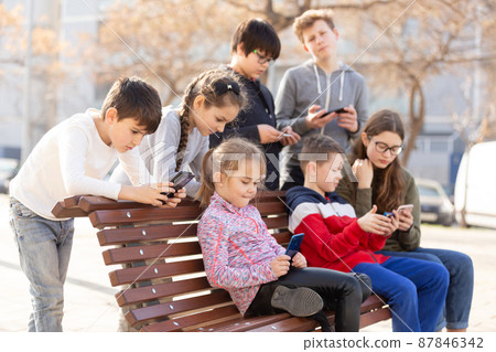 Children communicate via messengers on phones 87846342