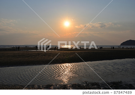 Sunset at "Chichibugahama" in Mitoyo City, Kagawa Prefecture, Shikoku 87847489