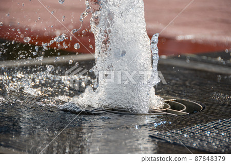 初夏在街角的一個小噴泉 87848379