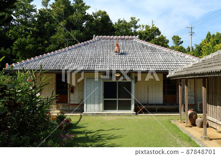 Okinawa Motobu Bise Village Old folk house with... - Stock Photo