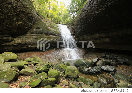 Toon City, Ehime Prefecture, Autumn Waterfall in the Okugawa Valley 87848942