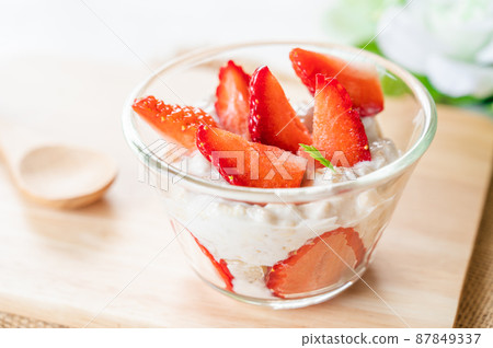 Overnight oats strawberries Overnight oats strawberries 87849337