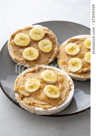 Peanut butter over rice cakes and honey. Healthy protein snack for breakfast Peanut butter over rice cakes and honey. Healthy protein snack for breakfast 87849389