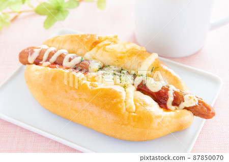 美味的香腸狗和熱咖啡 美味的香腸狗和熱咖啡 87850070