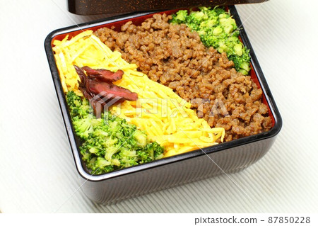 Three-color soboro bento, heavy 87850228