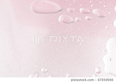 水滴和粉紅色漸變背景 87850698