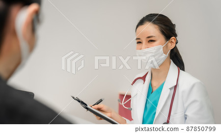 穿白大褂的女醫生接受采訪 87850799