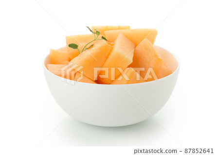 Plate with melon pieces isolated on white background 87852641