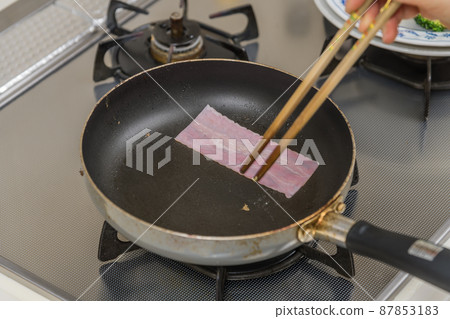 [Real image of baking bacon for breakfast] 87853183