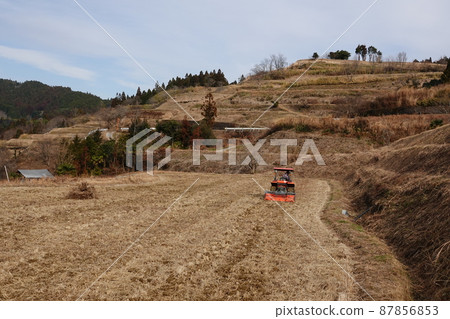 Plow the Yoshinobu rice terraces in winter 87856853