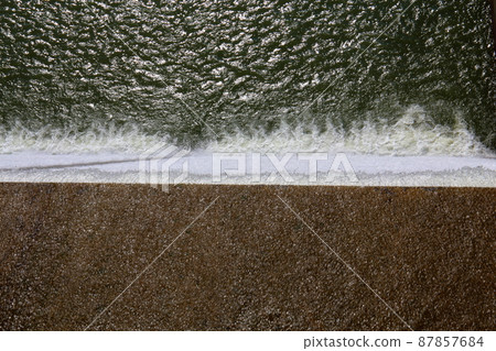 Looking down at the dam from directly above 87857684