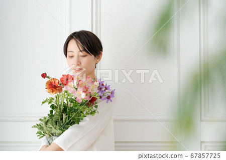 A woman holding a bouquet 87857725
