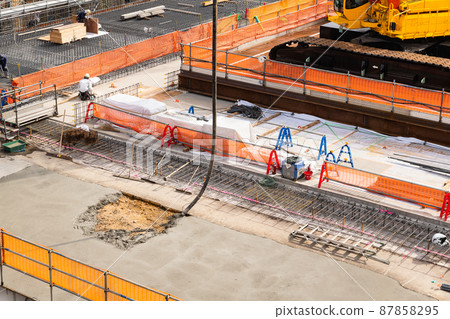 Building construction site in the city Concrete placement 87858295