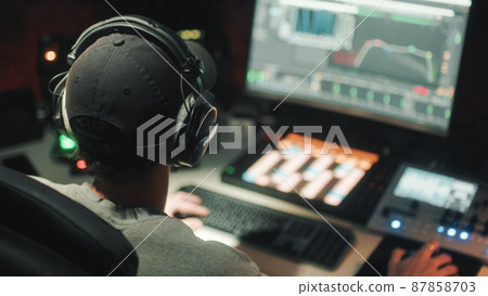 Dj producer is mixing a new music track 87858703