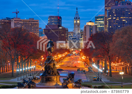 Philadelphia, Pennsylvania, USA in autumn overlooking Benjamin Franklin Parkway 87860779