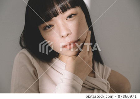 20多歲女性的頭髮護理和自然美形象 20多歲女性的頭髮護理和自然美形象 87860971
