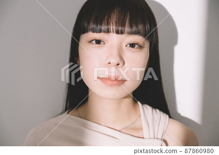 20多歲女性的頭髮護理和自然美形象 87860980