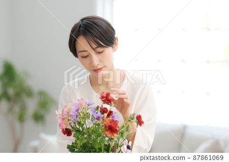 拿著花束的女人 拿著花束的女人 87861069