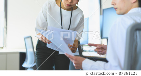 People working in the office 87861123