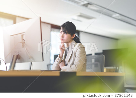 People working in the office 87861142