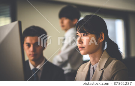 在辦公室工作的人 87861227