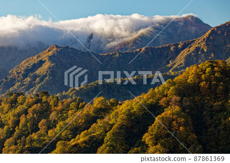 從越後駒岳的山道上看到的瀑布雲上的秋葉山脈 87861369