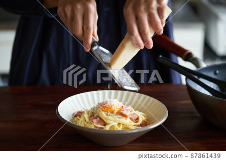 Sprinkle Parmesan cheese on carbonara Sprinkle Parmesan cheese on carbonara 87861439