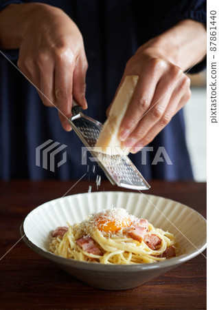 Sprinkle Parmesan cheese on carbonara Sprinkle Parmesan cheese on carbonara 87861440